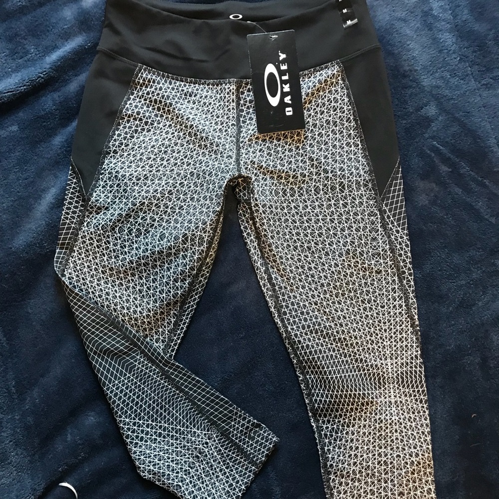 *Oakley* woman’s pants NWT- never worn MEDIUM